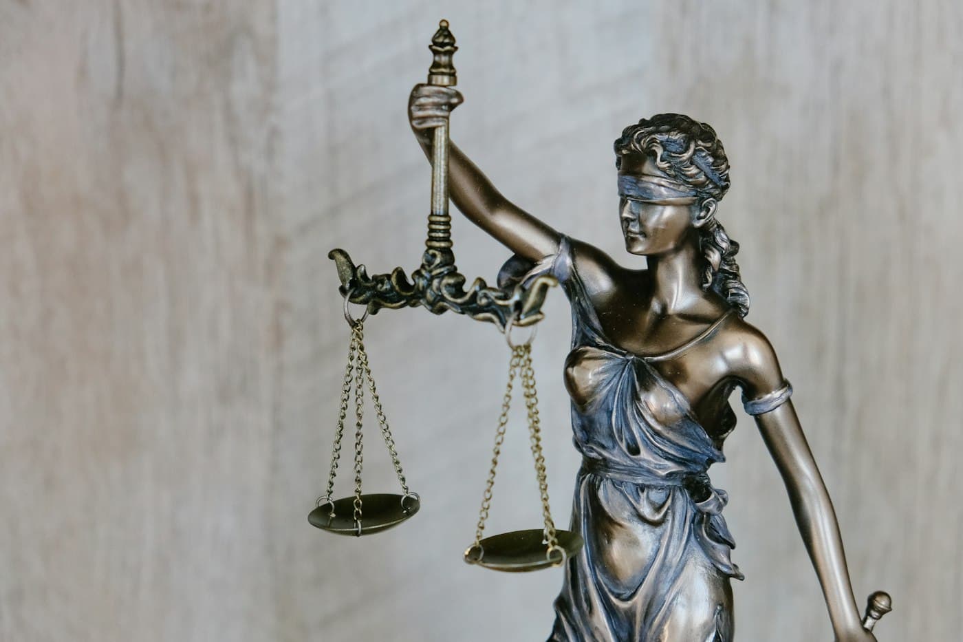 Estátua da justiça de olhos vendados a segurar a balança